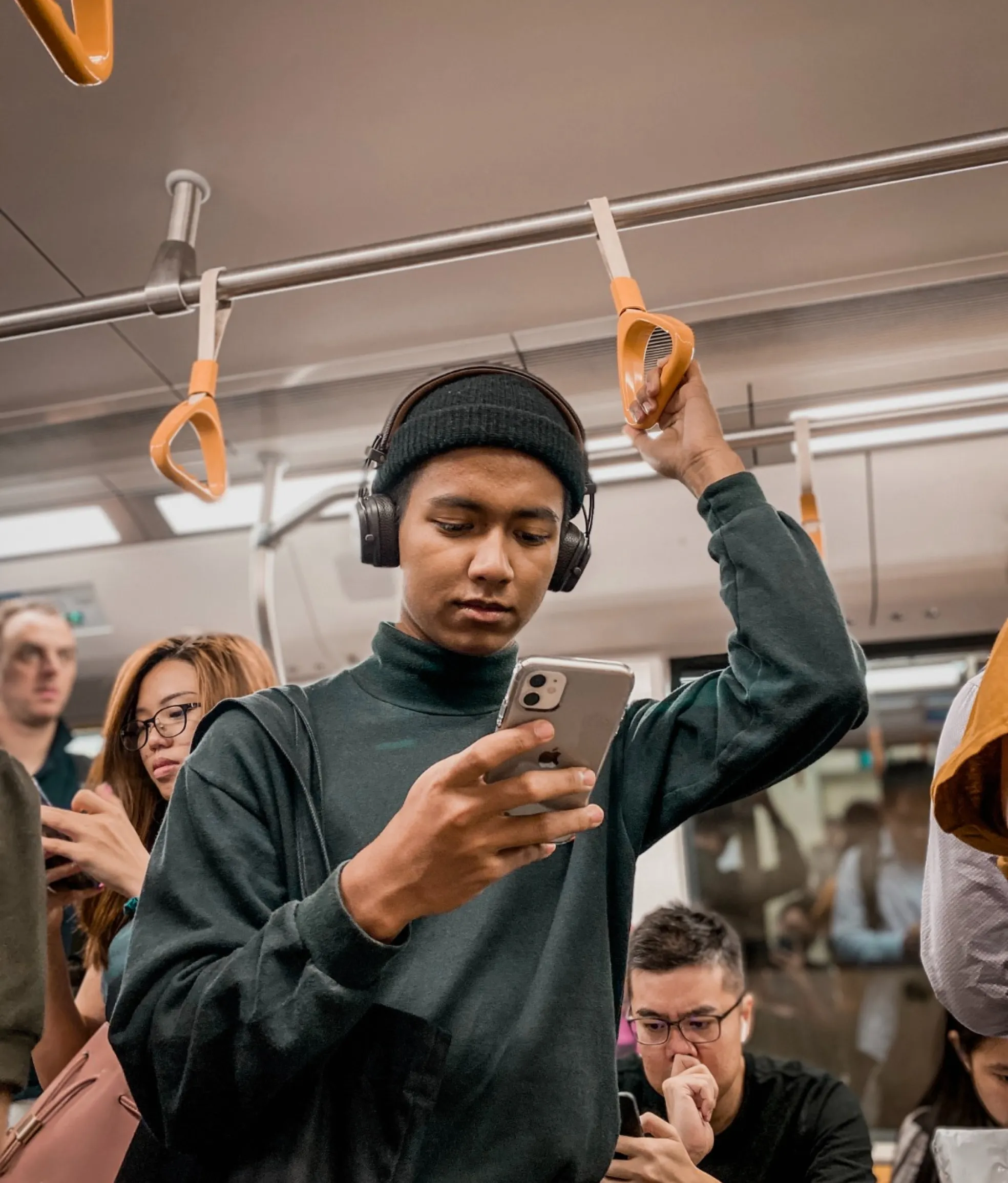 Person reading a Gnesi message
